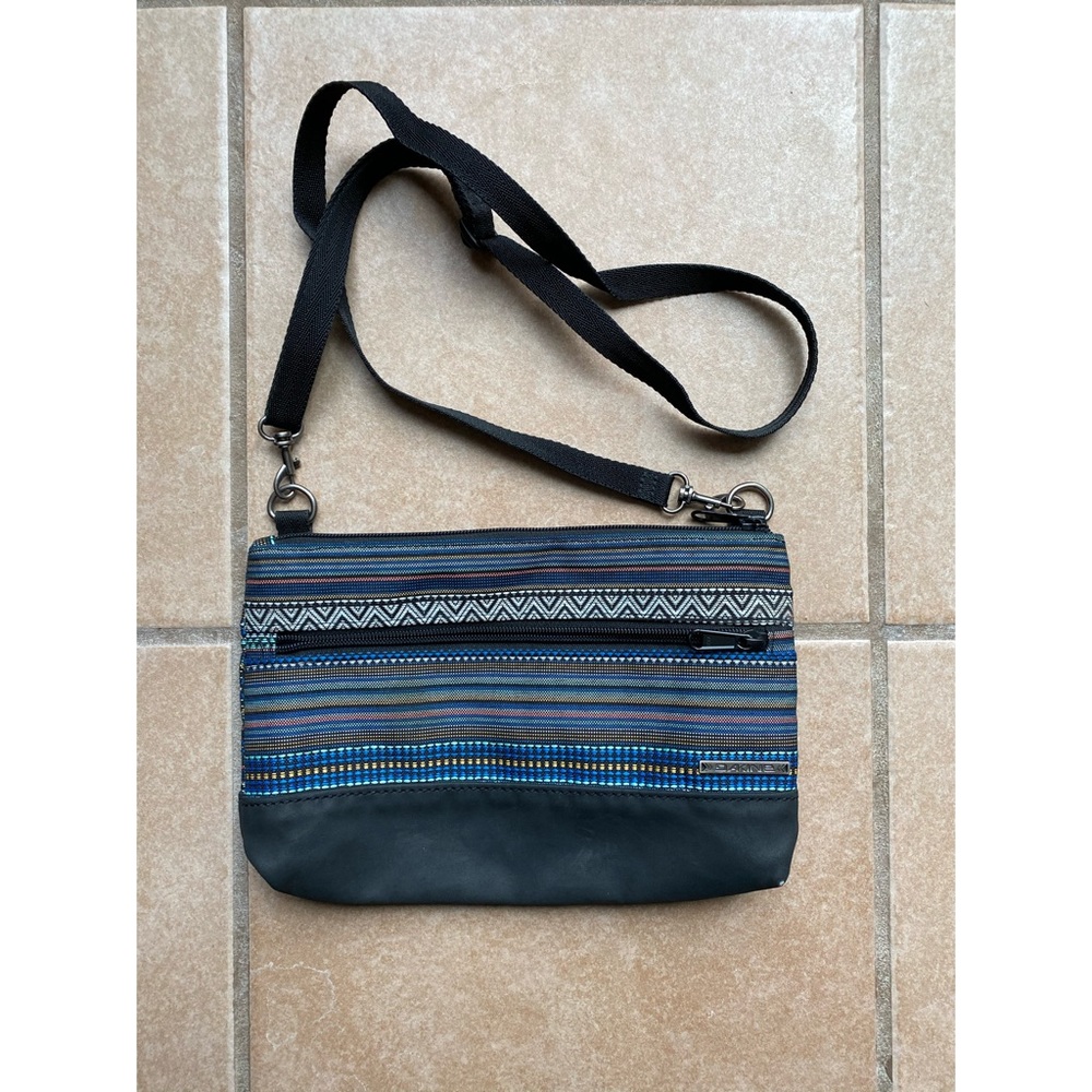 Dakine small black zip top purse lightweight